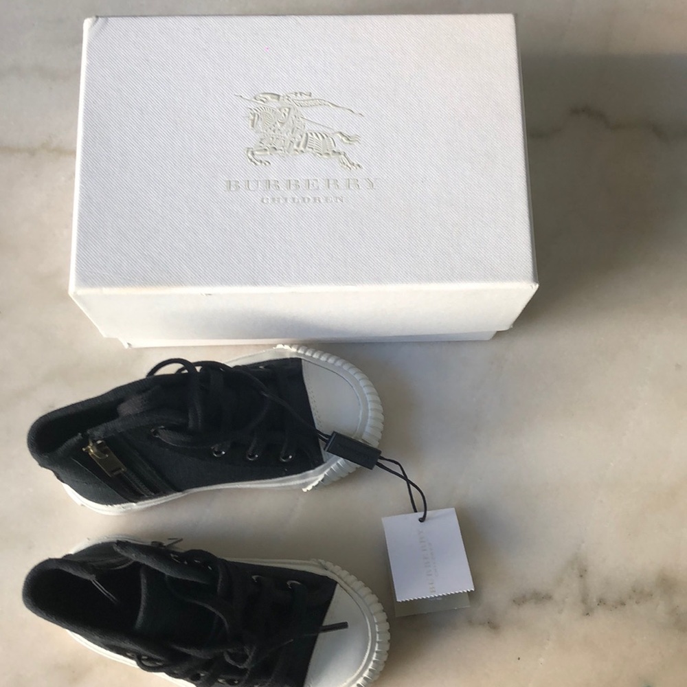 Burberry baby shoes